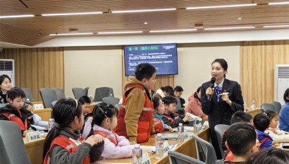 建设银行湖北省分行以“授课＋参观＋采访”形式普及金融知识