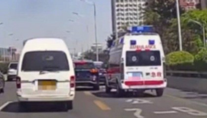 私家车、救护车驾驶人因路怒互相别挡 双方均被处罚