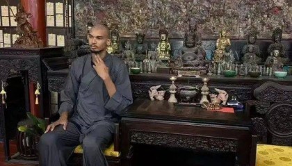 NBA球星文班亚马在少林寺剃发，闭关修行？少林寺回应：确实在