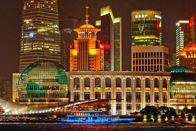 上海陆家嘴，金融与时尚的交汇点