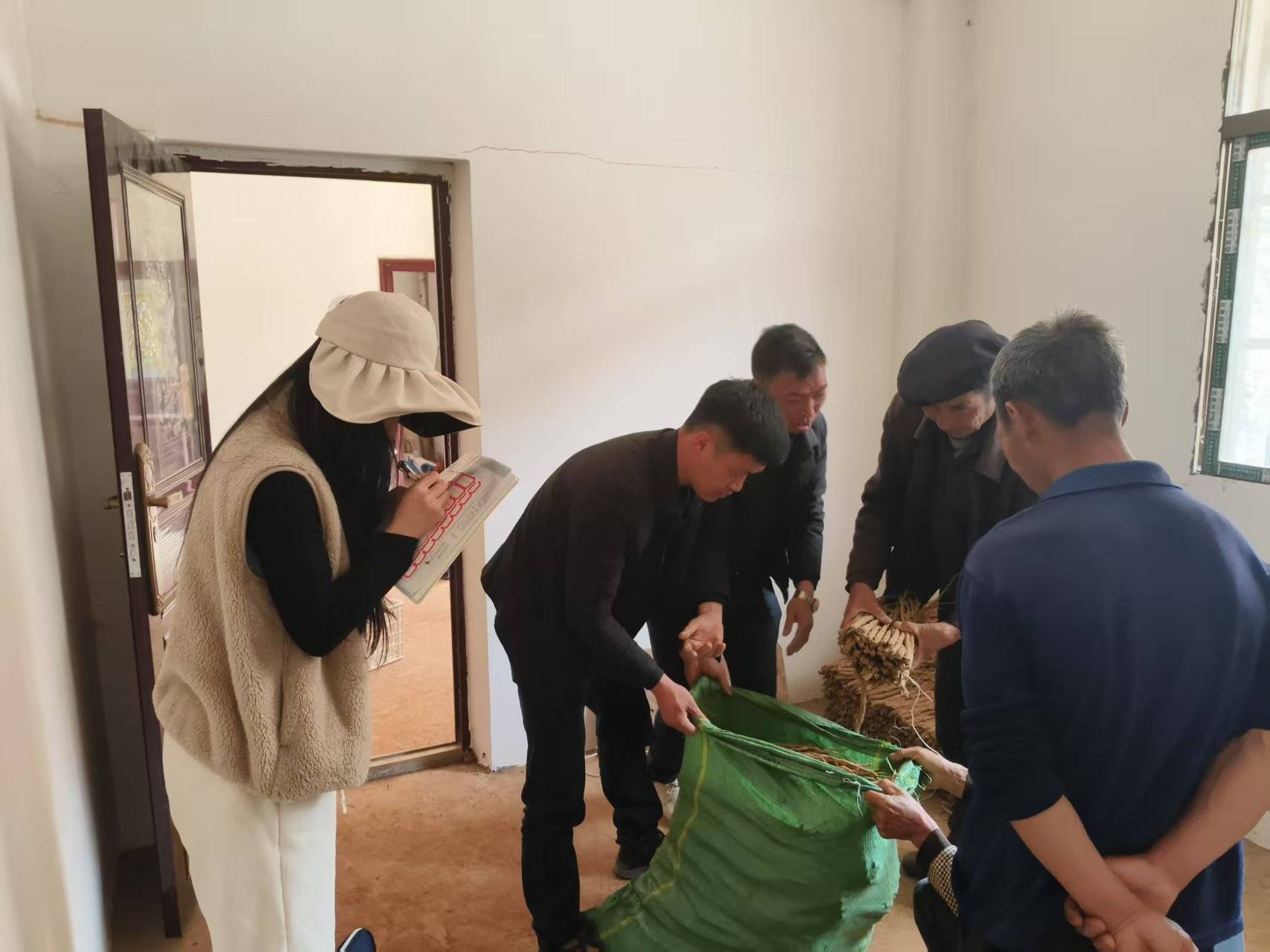 威宁海拉镇干部“云端”助农卖党参