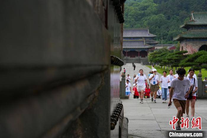 海外校友子女探访玉虚宫 感受武当文化