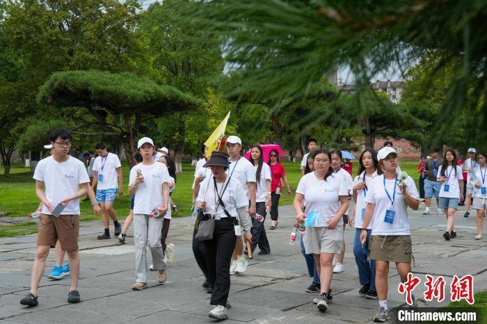 海外校友子女探访玉虚宫 感受武当文化