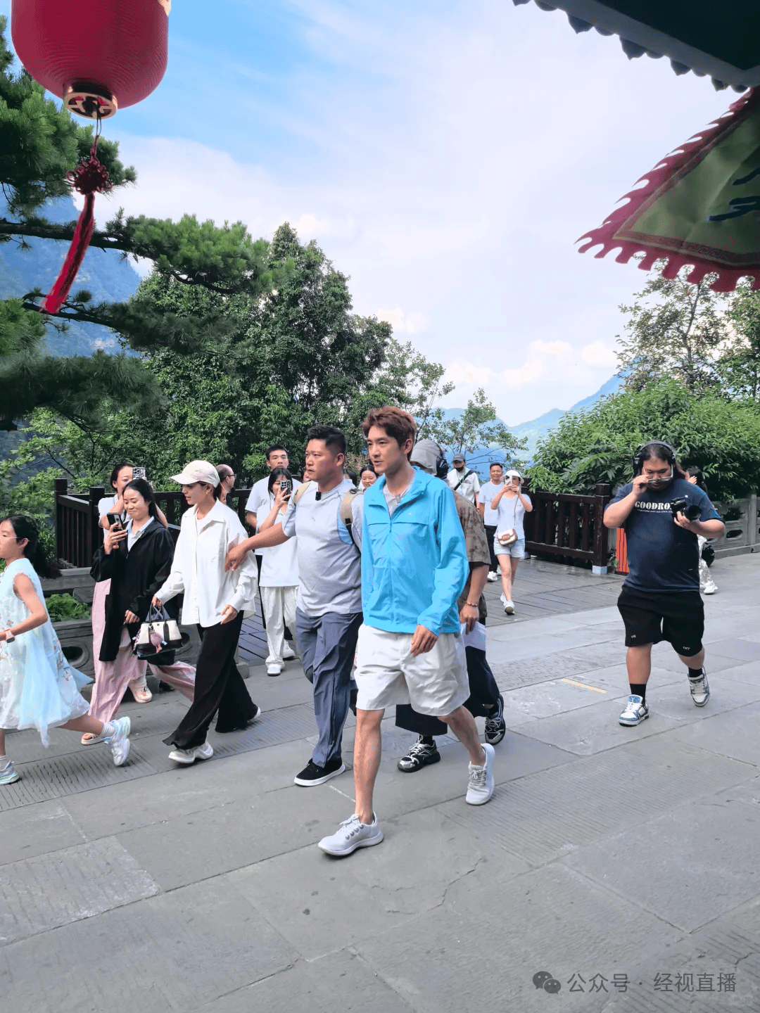 “武当山到底有谁在啊！”网友武当山偶遇“九亿少女的梦”林更新，湖北文旅：武当山“仙气”藏不住了