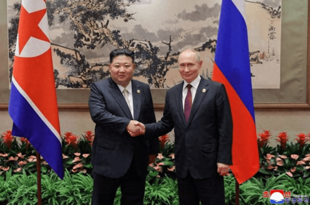 金正恩在中国正式开启多边外交，和普京同车，与韩国人罕见握手